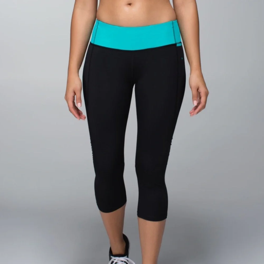 Lululemon Water Bound Crop
Black / Blue Tropics Size 6 - Picture 12 of 13
